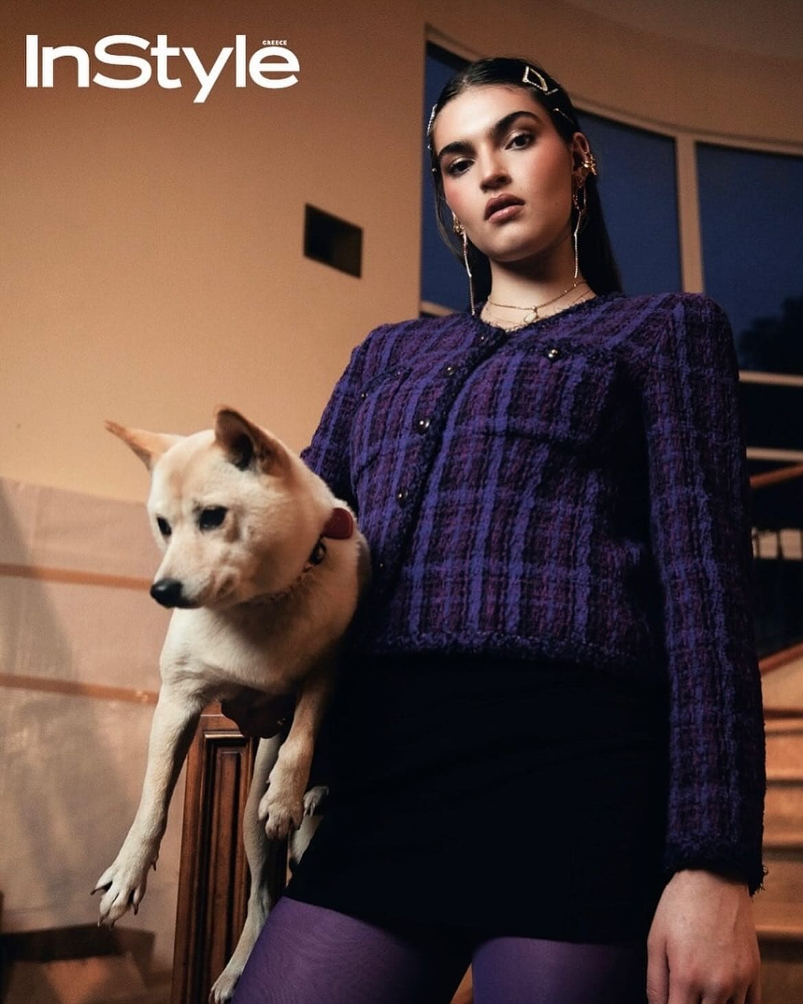 Editorial InStyle Grecia: modelo con blazer morado tweed entre cajas de mudanza.