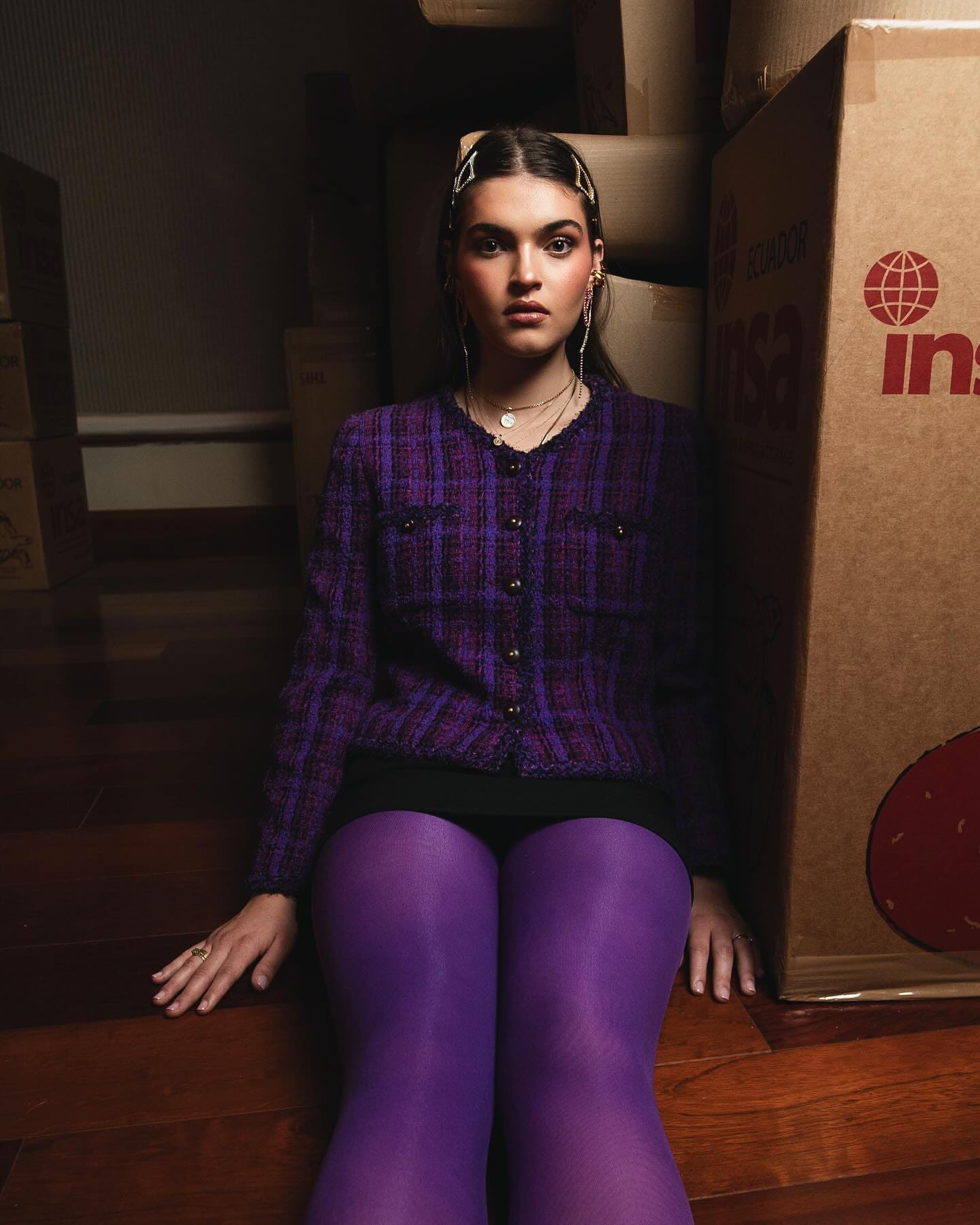 Editorial InStyle Grecia: detalle de vestuario y calzado entre cajas de mudanza.