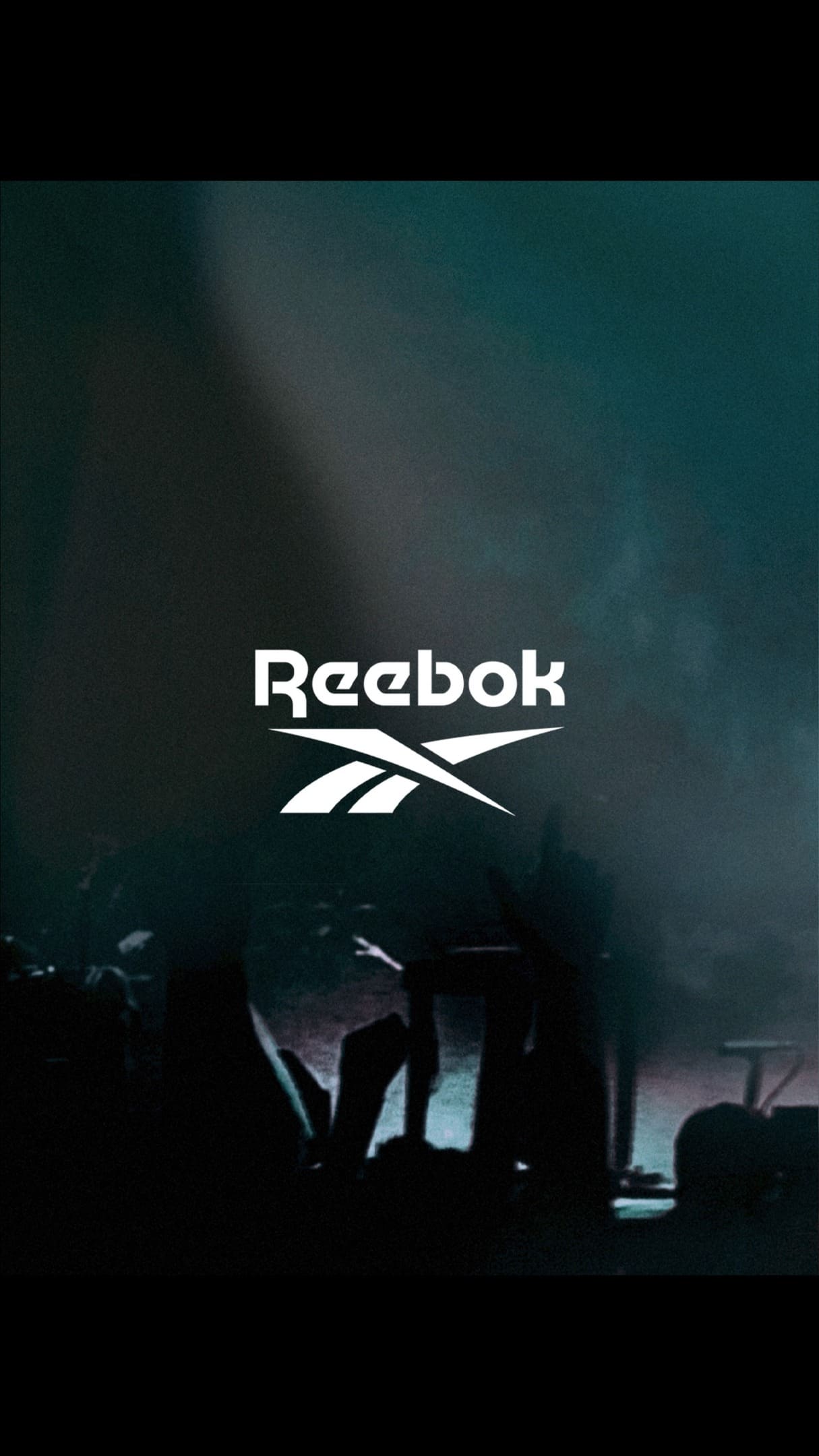 Campaña Reebok, fotograma con el logo de la marca sobre fondo con humo.