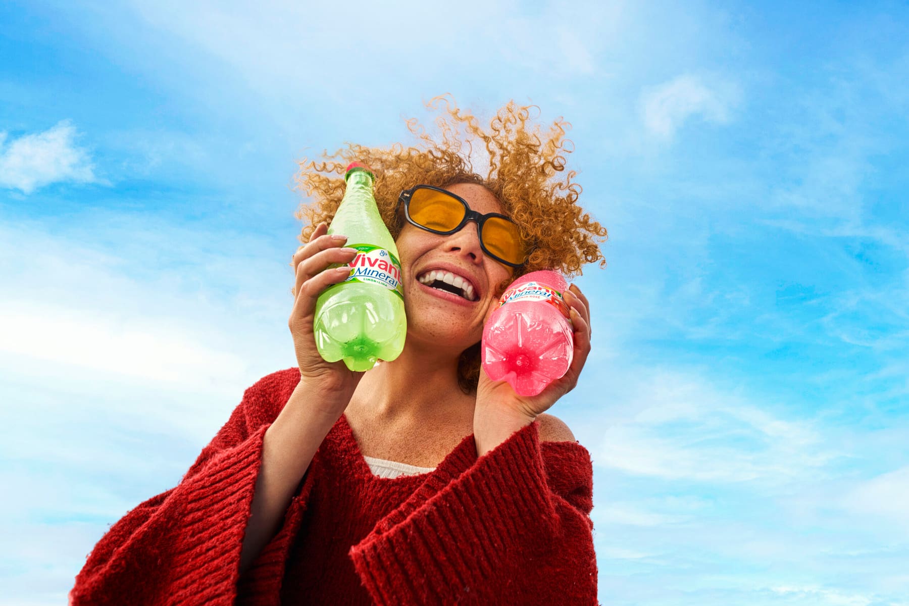 Campaña Vivant Mineral: modelo con dos botellas.