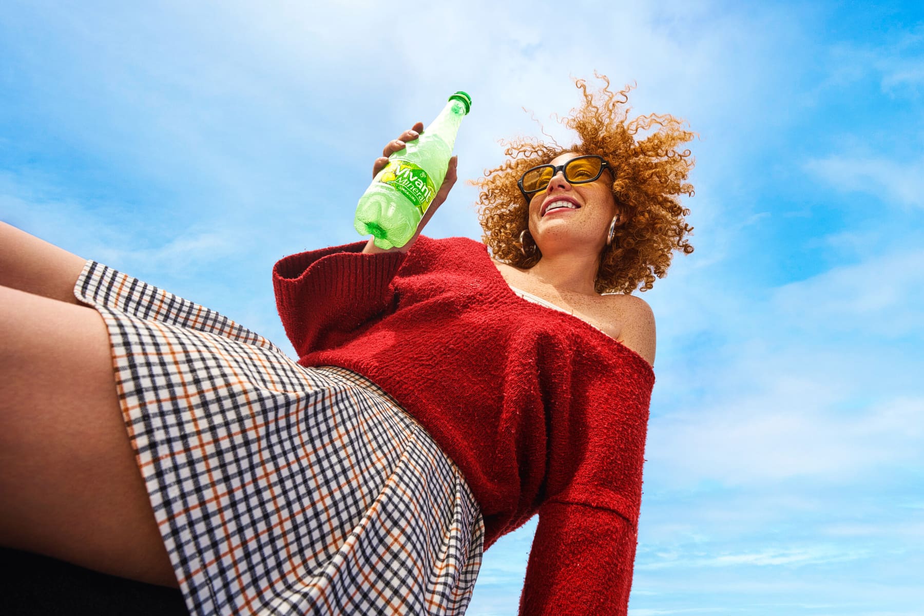 Campaña Vivant Mineral: modelo con suéter rojo.
