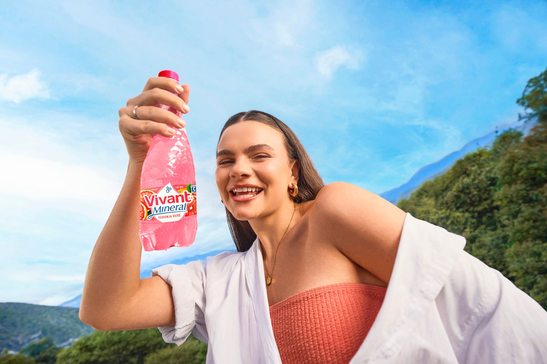 Campaña Vivant Mineral: modelo frente a montañas.