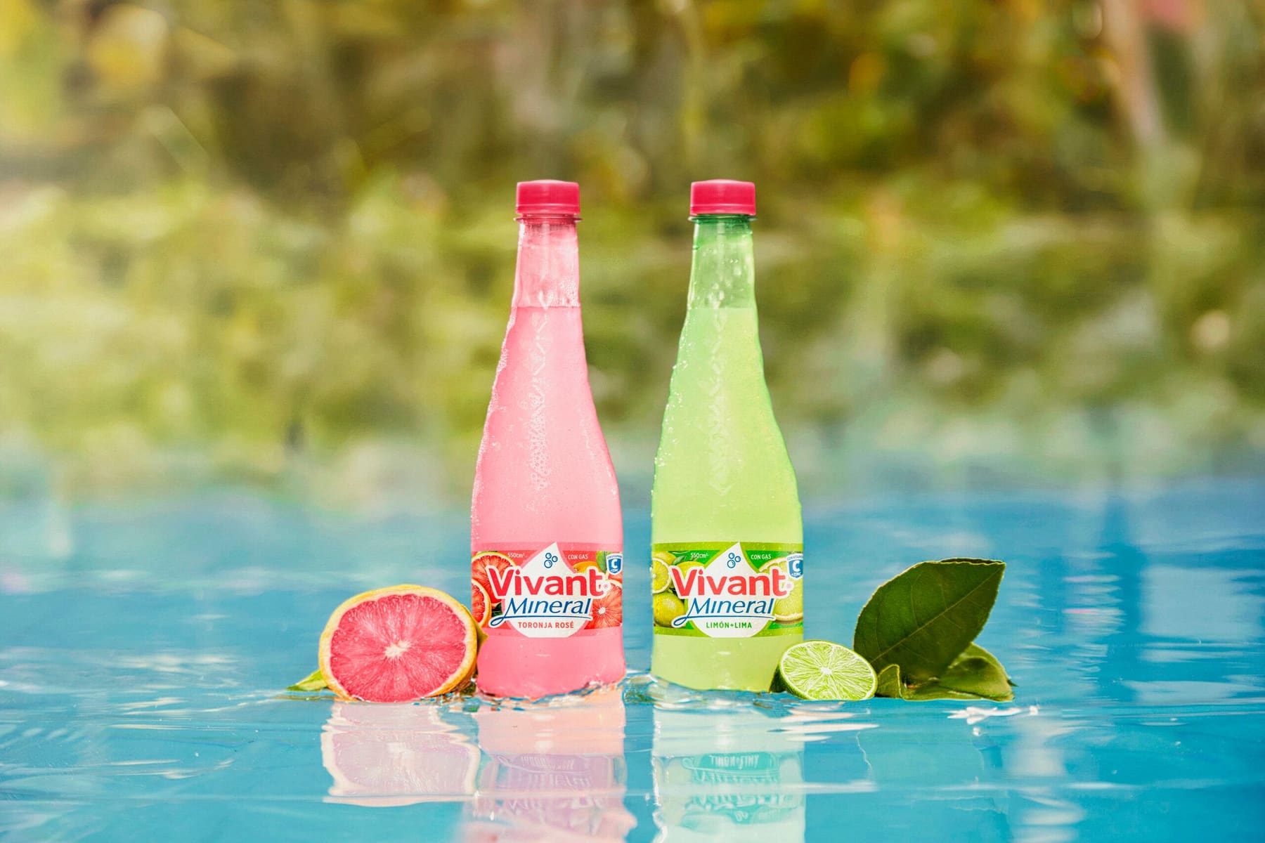 Campaña Vivant Mineral: botellas junto a una piscina.